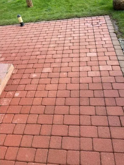 Raudonų trinkelių danga – po valymo